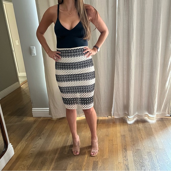 Banana Republic Dresses & Skirts - Women’s Banana Republic Skirt Size 6 Black White Embroidered Eyelet Pencil